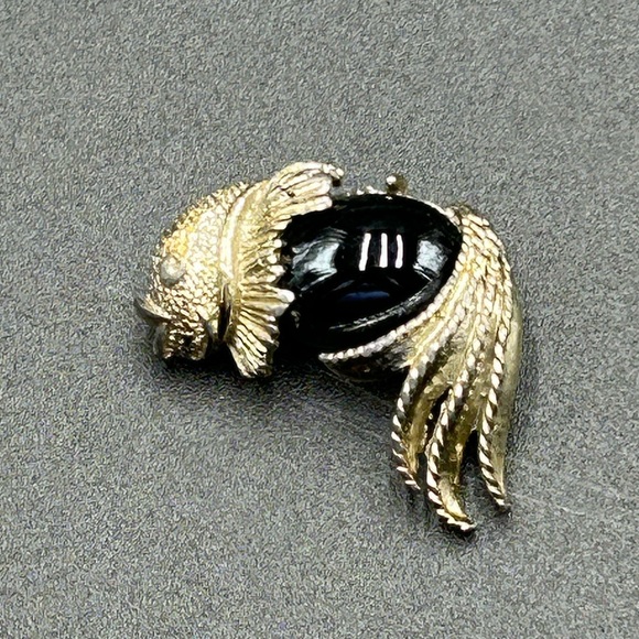 Fish brooch gold tone with black stone - Picture 1 of 4